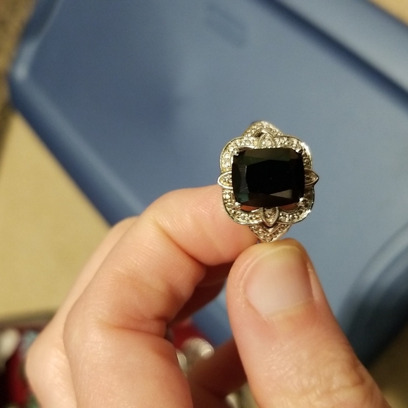 Sterling silver ring with black stone - Picture 1 of 4